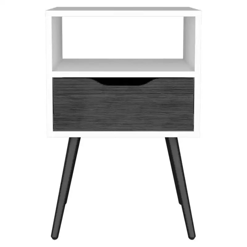 Conçue pour un usage quotidien pratique, cette table de chevet Otom, avec plateau supérieur, une étagère ouverte, un tiroir et quatre pieds – chêne fumé/blanc offre une.