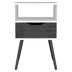 Conçue pour un usage quotidien pratique, cette table de chevet Otom, avec plateau supérieur, une étagère ouverte, un tiroir et quatre pieds – chêne fumé/blanc offre une.