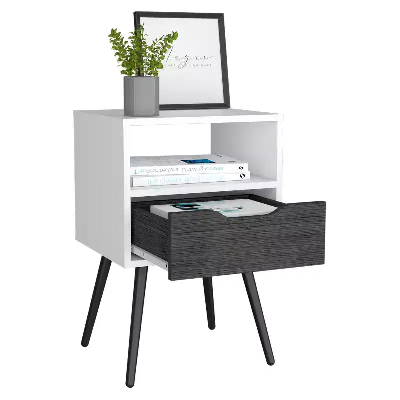 Conçue pour un usage quotidien pratique, cette table de chevet Otom, avec plateau supérieur, une étagère ouverte, un tiroir et quatre pieds – chêne fumé/blanc offre une.