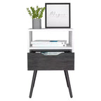 Conçue pour un usage quotidien pratique, cette table de chevet Otom, avec plateau supérieur, une étagère ouverte, un tiroir et quatre pieds – chêne fumé/blanc offre une.