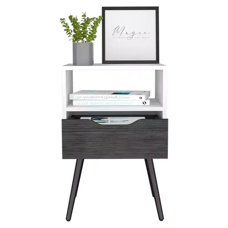 Conçue pour un usage quotidien pratique, cette table de chevet Otom, avec plateau supérieur, une étagère ouverte, un tiroir et quatre pieds – chêne fumé/blanc offre une.