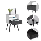 Conçue pour un usage quotidien pratique, cette table de chevet Otom, avec plateau supérieur, une étagère ouverte, un tiroir et quatre pieds – chêne fumé/blanc offre une.