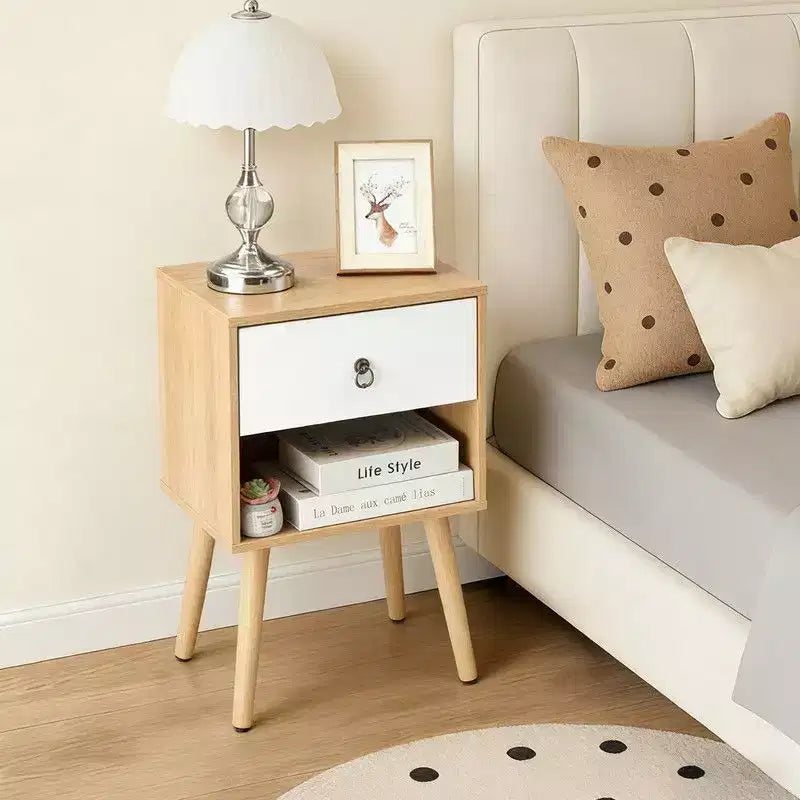 Table de chevet Karl Home 15.0 po. blanche et chêne, panneaux de particules P2 et pieds solides, mélamine mate, poignée anneau, 1 tiroir