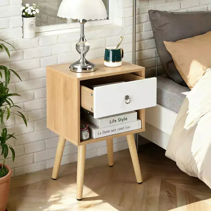 Table de chevet Karl Home 15.0 po. blanche et chêne, panneaux de particules P2 et pieds solides, mélamine mate, poignée anneau, 1 tiroir