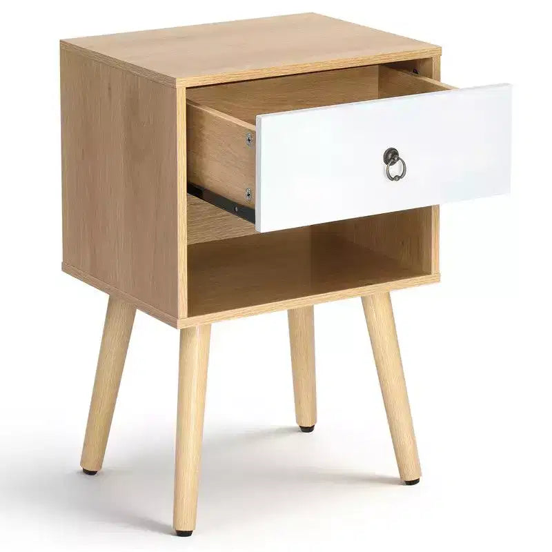 Table de chevet Karl Home 15.0 po. blanche et chêne, panneaux de particules P2 et pieds solides, mélamine mate, poignée anneau, 1 tiroir