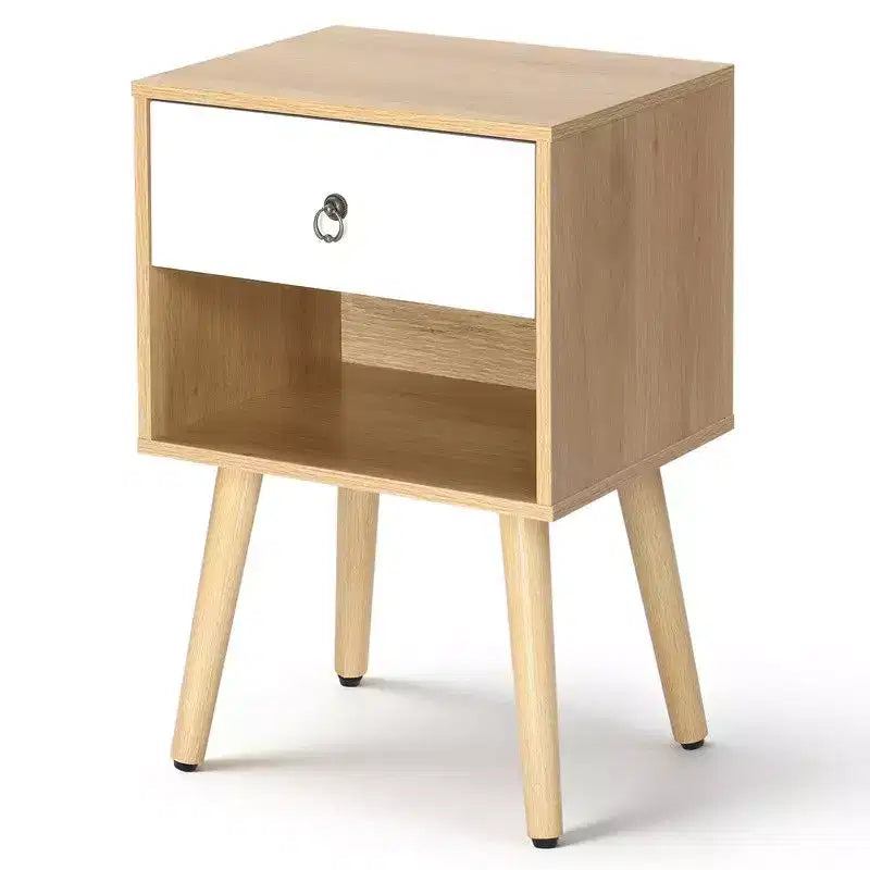 Table de chevet Karl Home 15.0 po. blanche et chêne, panneaux de particules P2 et pieds solides, mélamine mate, poignée anneau, 1 tiroir