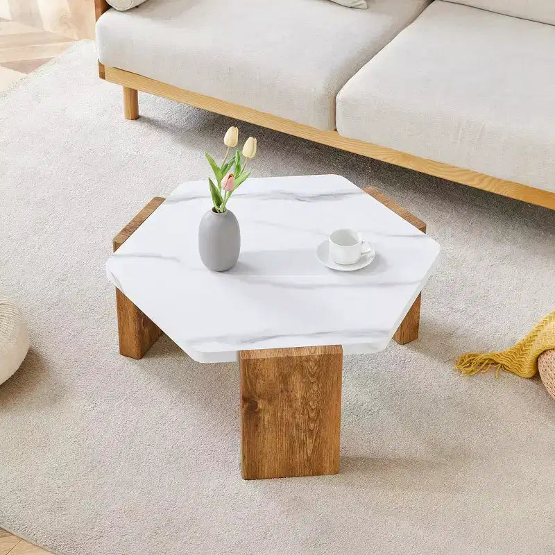 Table basse hexagonale en marbre blanc 31, base triangulaire en panneaux écologiques haute densité supportant jusqu'à 113 kg