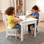 Ensemble de mobilier de salle de jeux Melissa & Doug en bois pour enfants, table et 2 chaises - Blanc : Surface carrée, ensemble de 3 pièces