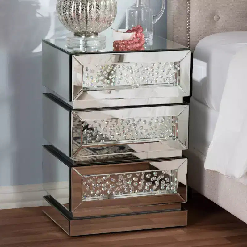 Table de chevet Sabrina Hollywood Regency Glamour Style avec 3 tiroirs miroir - Baxton Studio