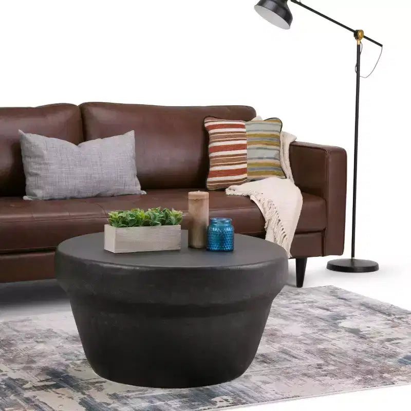 Table basse en métal Beaton de 33 po bronze rustique - WyndenHall : ronde, design industriel moderne, compartiment de rangement, revêtement par poudre