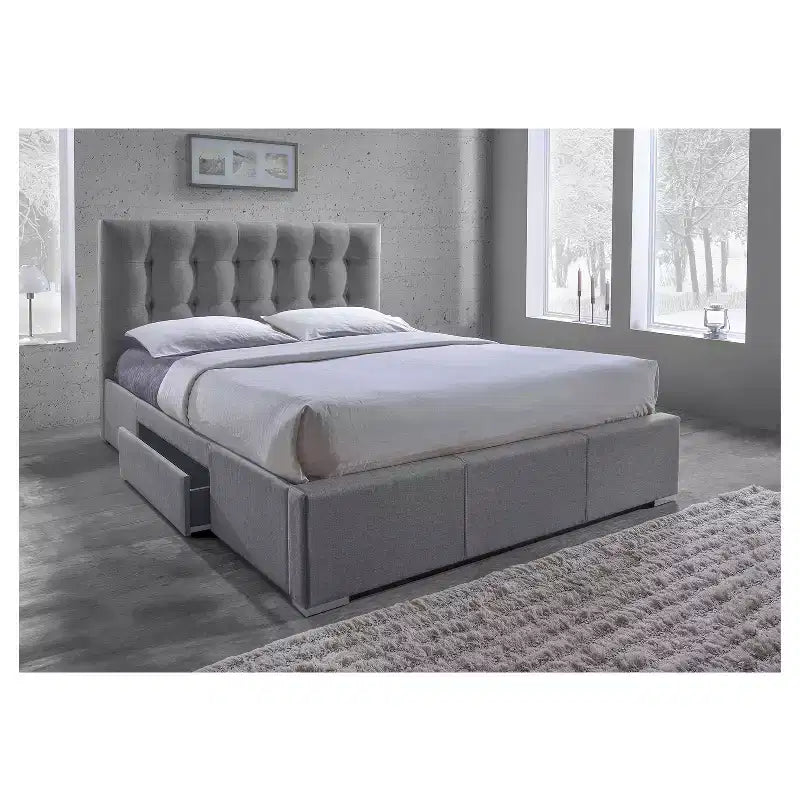 Lit rembourré Sarter en tissu capitonné avec 2 tiroirs – Très grand lit – Baxton Studio