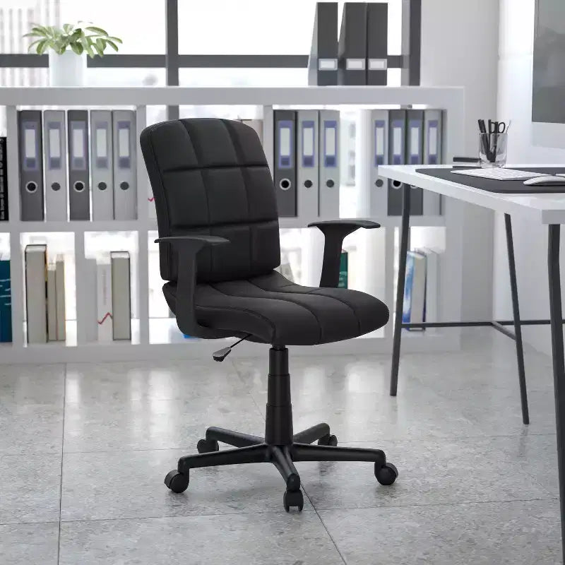 Chaise de bureau pivotante en vinyle matelassé mi-hauteur avec accoudoirs