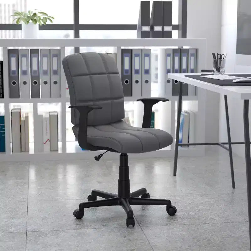 Chaise de bureau pivotante en vinyle matelassé mi-hauteur avec accoudoirs