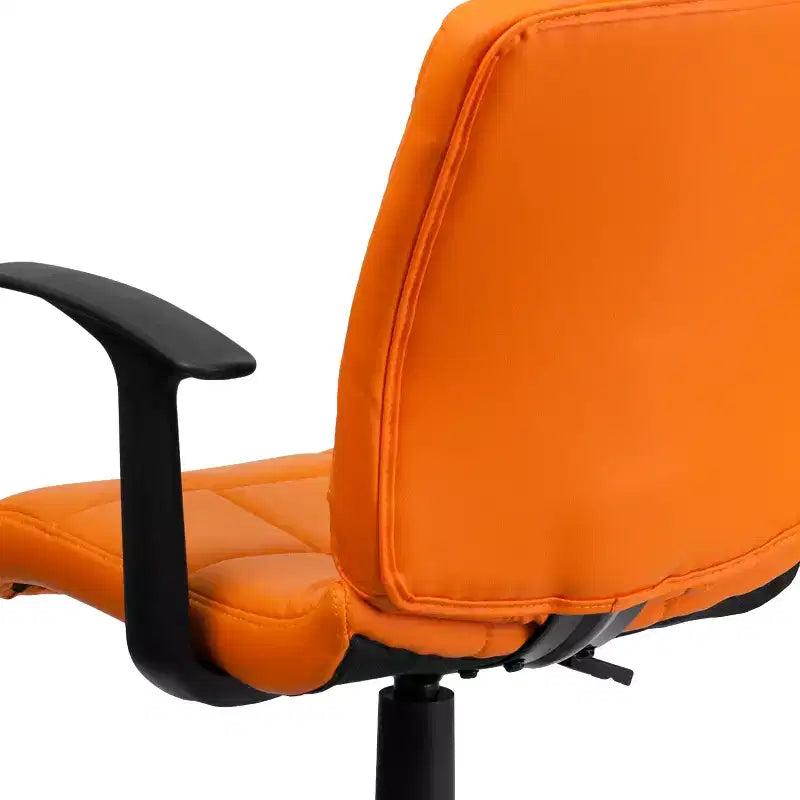 Chaise de bureau pivotante en vinyle matelassé mi-hauteur avec accoudoirs
