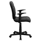 Chaise de bureau pivotante en vinyle matelassé mi-hauteur avec accoudoirs